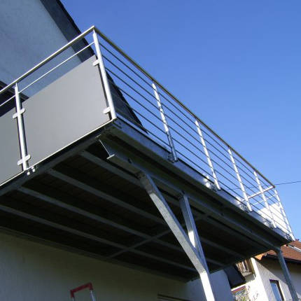 Balkon vor blauem Himmel