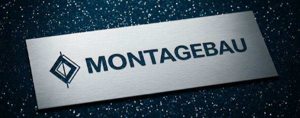 Metallschild mit Text "Montagebau"